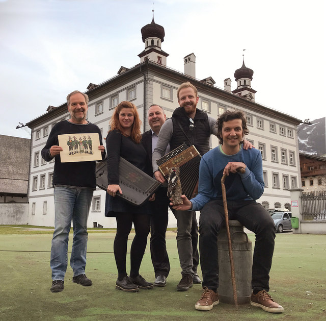 Hannes Pramstraller, Sandra Hupfauf, Martin Reiter, Tobias Reitmeier und Stefan Lechner (v. l.) haben bei der Ausstellungsgestaltung im Schloss Fügen noch alle Hände voll zu tun.