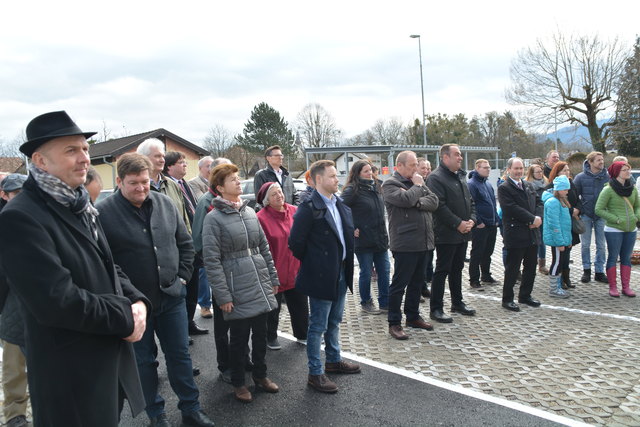 Die neuen Mieter und zahlreiche interessierte Besucher schauten bei der Eröffnung der Wohnhausanlage in Purgstall vorbei.