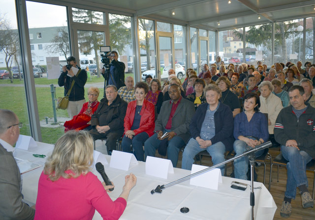 150 Schwadorfer Bürger füllten den Saal und machten Ihrem Unmut lautstark Luft