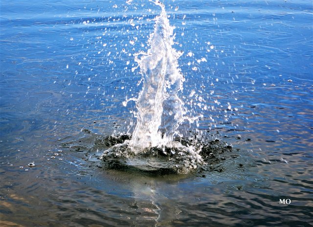Kurz danach schießt die Wasserfontäne aus dem Schwarzlsee empor.