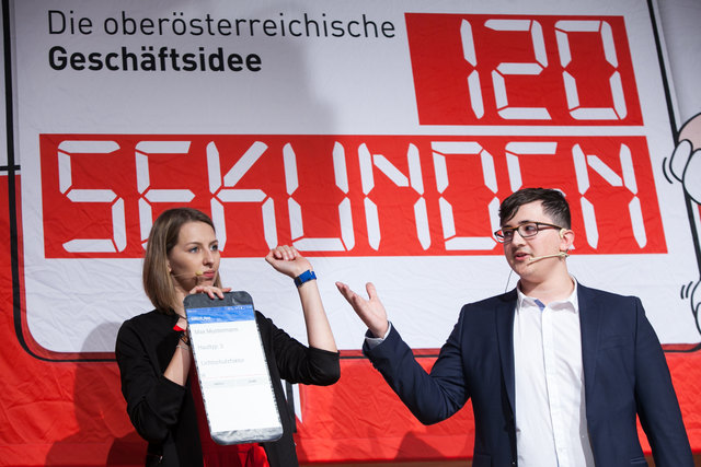 Sarah Holler mit Projektpartner und dem UV-Armband plus App.