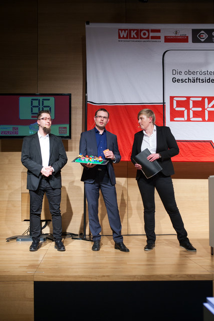 Patrick Studener (l.) und seine Projektpartner präsentierten eine App die Unternehmen die Neukundenaquise erleichtern soll.