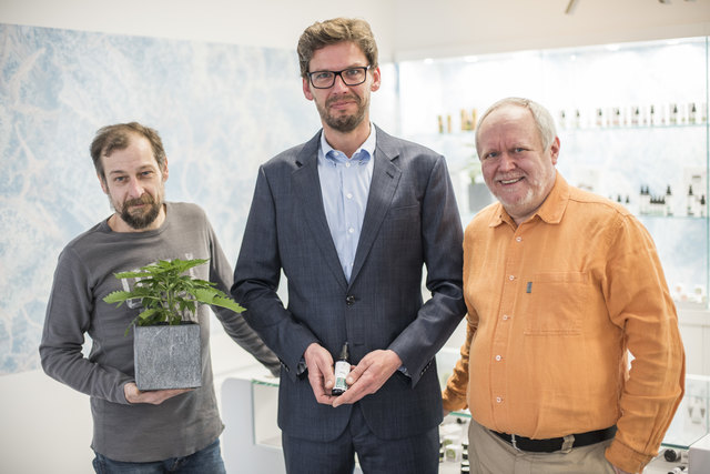 Die Hanfbauern Michael Freissler (li.) und Peter Urban (re.) beliefern den AromaKult-Store von Geschäftsführer Stefan Wolyniec.