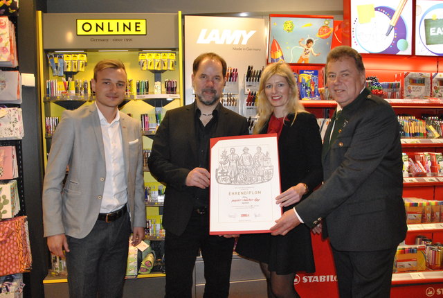 Patrick Schönauer (WK Kufstein), Jubilar Erich Ögg, Verena Weiler (WK Tirol) und WK-Obmann Martin Hirner (v.l.). | Foto: Eberharter