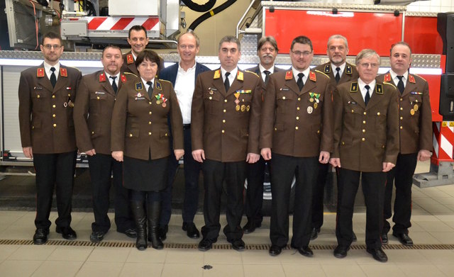 Bei der Neuwahl wurde das Führungsteam der FF Vöcklabruck unter Kommandant Klaus Aichmair bestätigt. | Foto: Feuerwehr