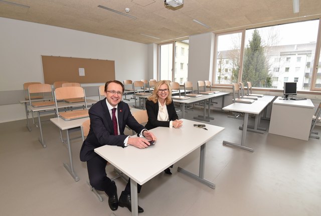 Bürgermeister Matthias Stadler besuchte „seine“ Schule, in der er einst die Schulbank drückte. Schuldirektorin Silvia Klimek führte den Bürgermeister durch das generalsanierte Gebäude. | Foto: Josef Vorlaufer