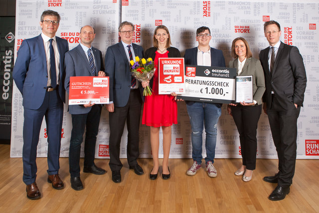 Die Drittplatzierten: UV-Armband-Entwickler Sarah Holler (mitte) und Dominik Hornof (3. v. r.) mit den Vertretern der Partner.