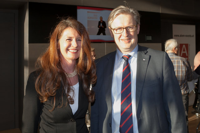 Andreas Pirkelbauer und Catrin Schadenböck (Leiterin Öffentlichkeitsarbeit bei der Volksbank OÖ AG)