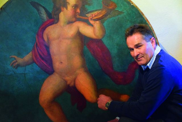 Josef Renz vor dem Trompetenden Putto