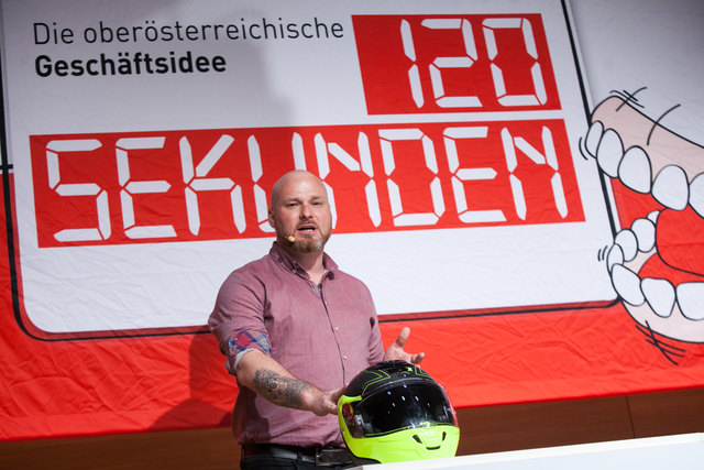 Jürgen Weiss mit seinem intelligenten Motoradhelm.