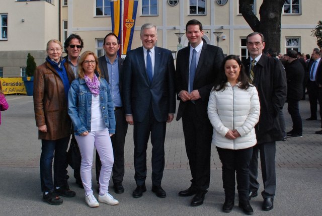 Der Gerasdorfer Abgeordnete Lukas Mandl (3.v.r.) anlässlich der Rathaus-Eröffnung mit Landesrat Martin Eichtinger (4.v.r.) und dem Team der Gerasdorfer ÖVP.
