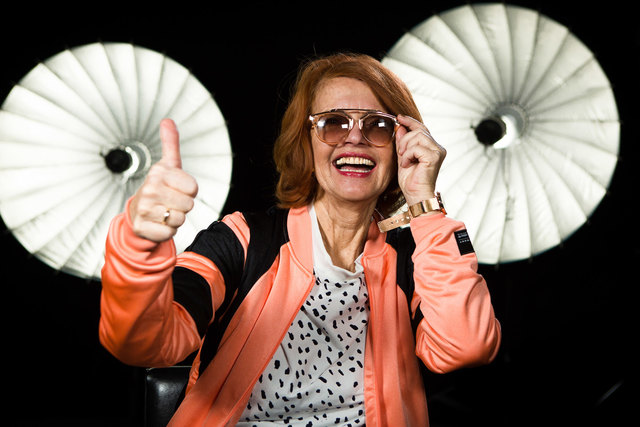 Es wird lustig: Die modebewusste Margit aus Favoriten (70) mischt die Jugend beim "Fashion-Duell" auf. | Foto: Puls 4/Eder