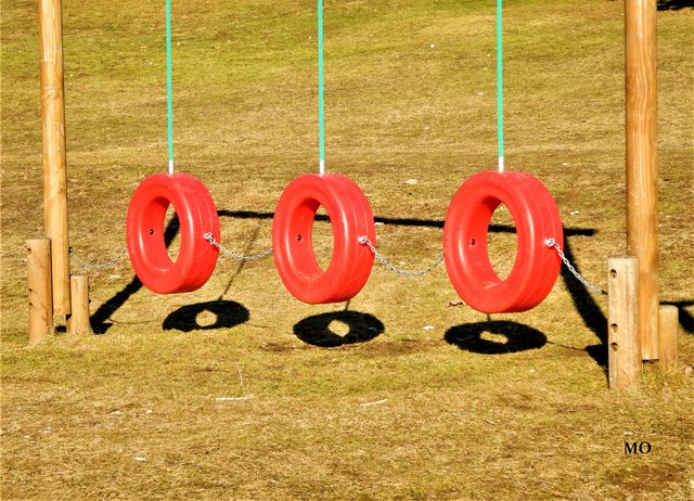 Die drei roten Reifen, sind auf einem der vielen Spielplätze am Schwarzlsee zu finden.