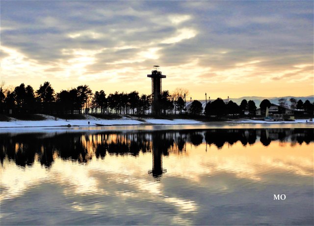 Der Schwarzlsee-Turm im spiegelt sich im Wasser vom See.