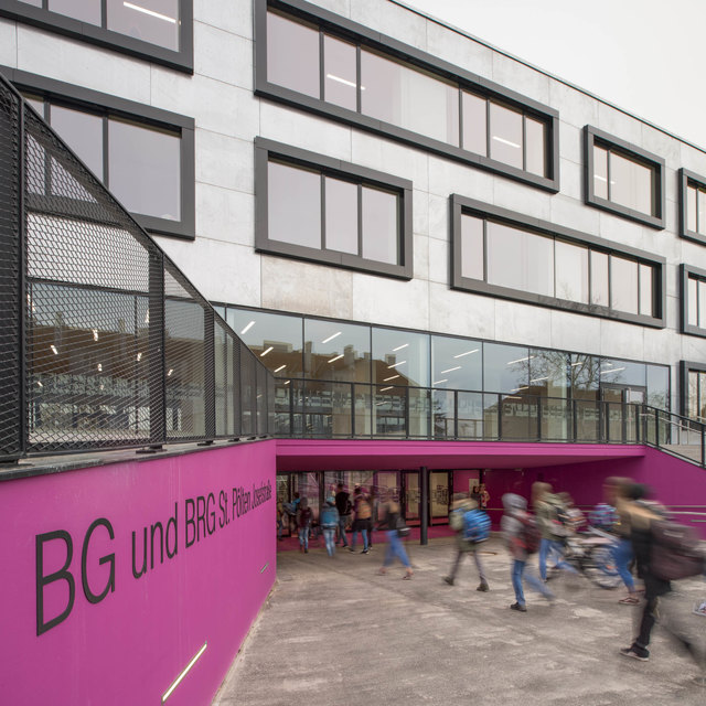 Seit 4. April wird im Gymnasium in der Josefstraße wieder unterrichtet. | Foto: Hannes Buchinger