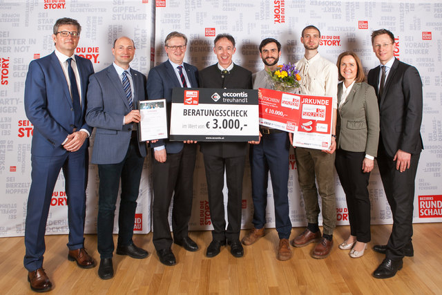 Die Zweitplatzierten: Obstraupen-Entwickler Lukas Griesbacher (3. v. r.), David Brunmayr (4. v. r.) und Franz Praher (5. v. r.) mit den Vertretern der Partner.