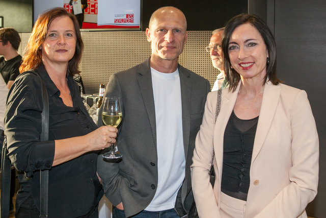 Manuela Macedonia (r.) in Begleitung von FH-Professor Harald Kindermann und dessen Gattin Claudia.