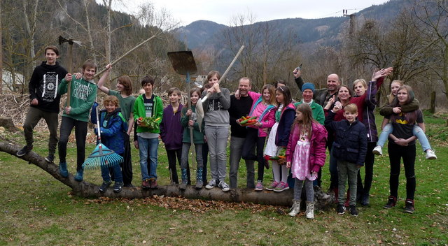 Schüler, Eltern und Pädagogen im Permakulturgarten der Kinderschule Taptana, ein Projekt, das nun für den Energy Globe Styria Award nominiert ist.