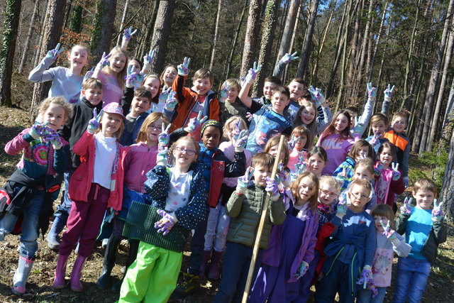 Die Kinder der VS Weiz setzen "(Z)Eichen" für die Zukunft.