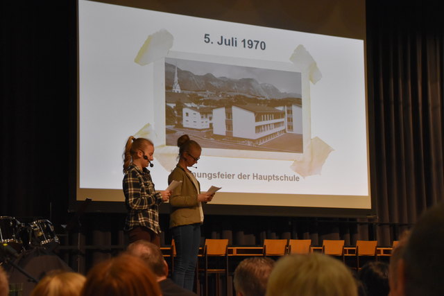 Mit Powerpoint wurde die Geschichte der Hauptschule/NMS Kundl noch einmal aufgerollt.