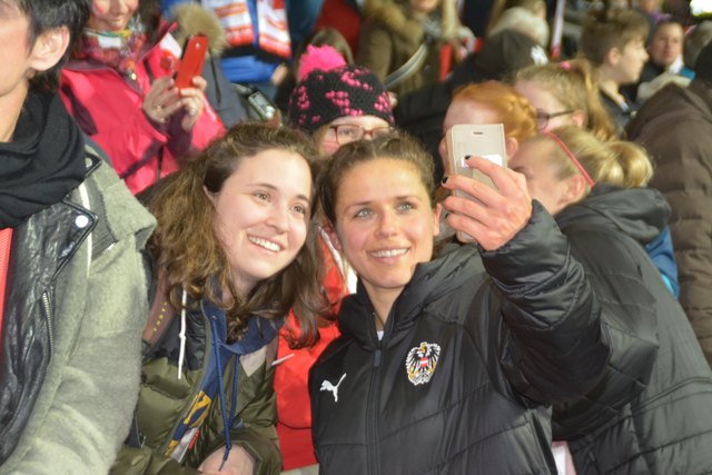 Geburtstagskind Laura Feiersinger durfte zahlreiche Selfie-Wünsche erfüllen.