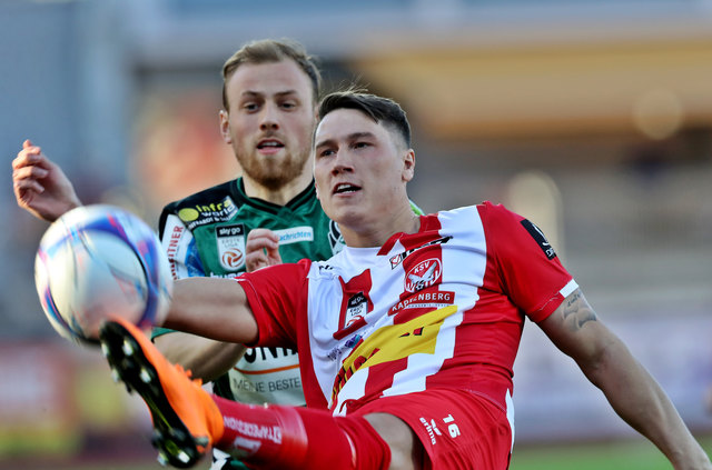 KAPFENBERG,AUSTRIA,06.APR.18 - SOCCER - Sky Go Erste Liga, KSV 1919 vs SV Ried. Image shows Julian Wiessmeier (Ried) and Manuel Haas (Kapfenberg). Photo: GEPA pictures/ Hans Oberlaender