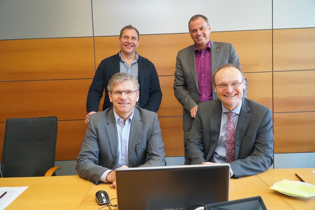 Gemeinsam stellten sie die Neuerungen vor: Christoph Hilz, Mario Schwaiger (vorne v.l.), Mario Kien und Michael Hold (hinten v.l.).