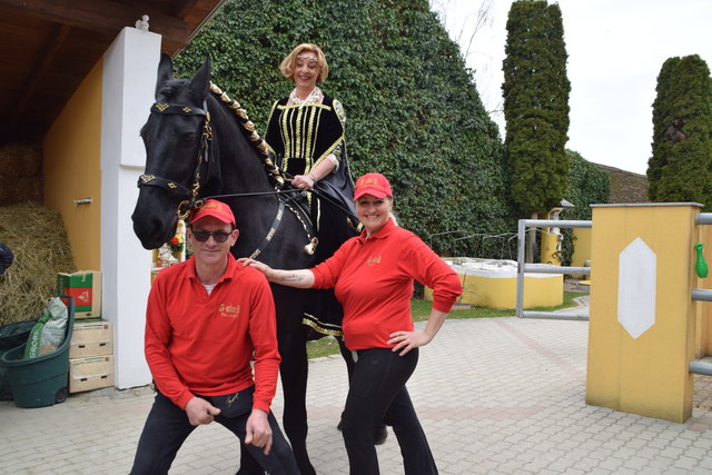 So schön: Franz und Barbara Simon mit Michaela Fischer auf Princess.
