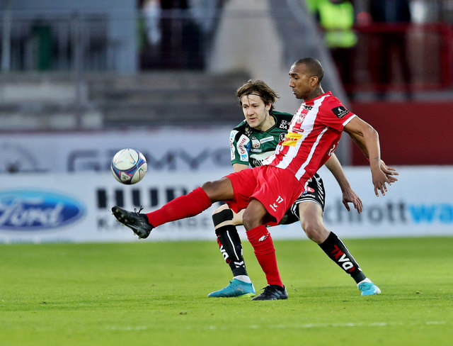 KAPFENBERG,AUSTRIA,06.APR.18 - SOCCER - Sky Go Erste Liga, KSV 1919 vs SV Ried. Image shows Peter Haring (Ried) and Lucas Rangel Nunes Goncalves (Kapfenberg). Photo: GEPA pictures/ Hans Oberlaender