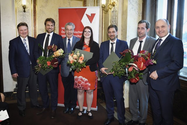 Verleihung: Ludwig, Bundespräsident a.D. Fischer, Nationalratspräsident Sobotka mit Preisträgerin Iris O'Rourke. | Foto: Parlamentsdirektion / Johannes Zinner