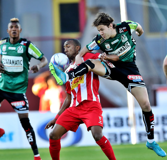 KAPFENBERG,AUSTRIA,06.APR.18 - SOCCER - Sky Go Erste Liga, KSV 1919 vs SV Ried. Image shows Lucas Rangel Nunes Goncalves (Kapfenberg) and Peter Haring (Ried). Photo: GEPA pictures/ Hans Oberlaender