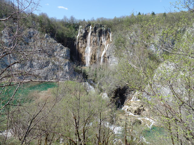 Die fallenden "Plitvicer Seen" - befinden sich im hügeligen KARSTGEBIET im Nationalpark / Kroatien