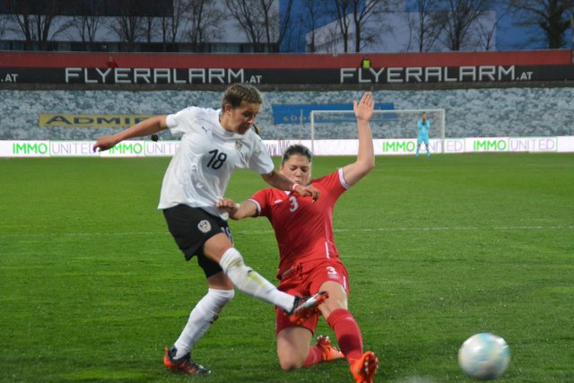 Laura Feiersinger im Duell mit Dejana Stefanović