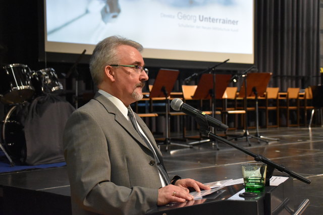 Schulleiter Georg Unterrainer durfte zahlreiche Gäste zur Schulfeier im Gemeindesaal begrüßen.