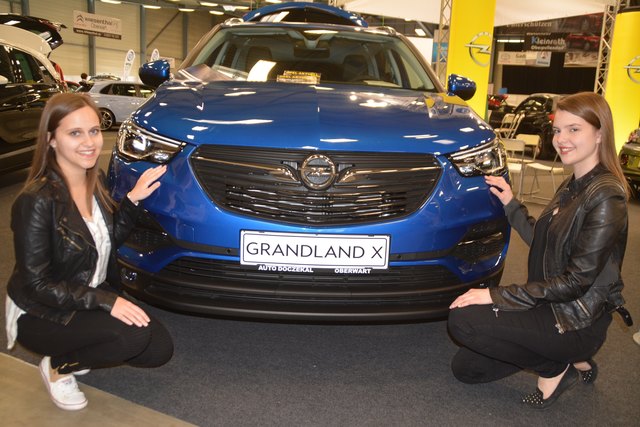 Mit Sophie und Chiara ging es durch den Autosalon der Motomotion.