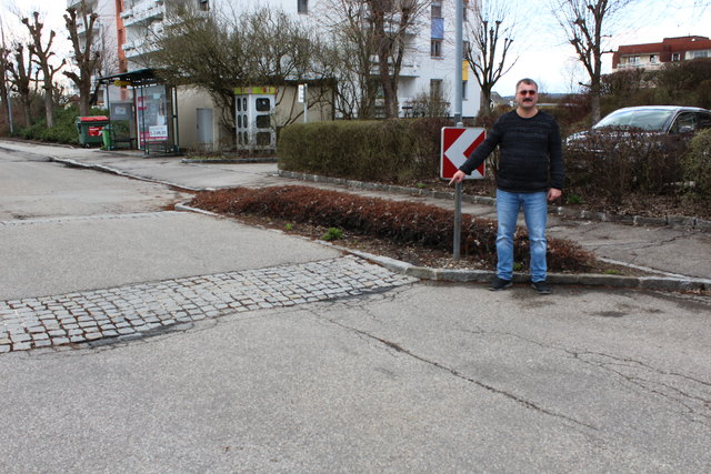 Kurt Dunhofer versteht nicht, warum es gleich fünf Bremsschwellen in gerade einmal 500 Metern sein mussten.