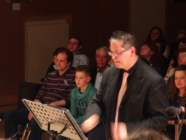 Chorleiter Prof. Samo Podbreznik.