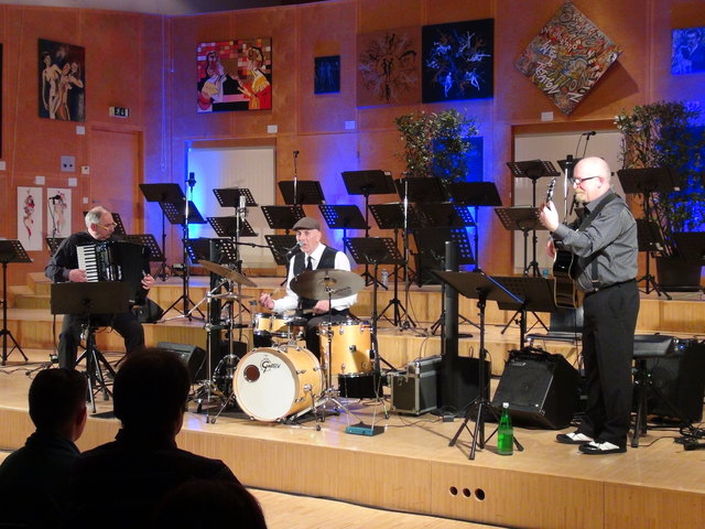 Walter Bigler, Gerhard Wiesenthaner und Mike Scharaweger (v.l.n.r.) heizten mit ihrem Auftritt die Stimmung beim Kulturtagekonzert in Wagna an.