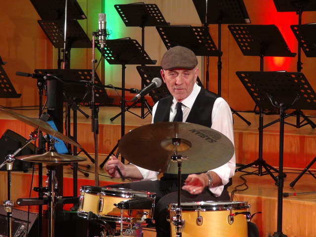 Gerhard Wiesenthaner an den Drums.