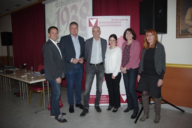 Die Referenten Walter Reiss (3.v.l.) und Ursula Mindler-Steiner (3.v.r.) mit Thomas König, Ewald Schnecker, Christine Teuschler und Rita Schmalnauer (von links). | Foto: VHS/Kretzel