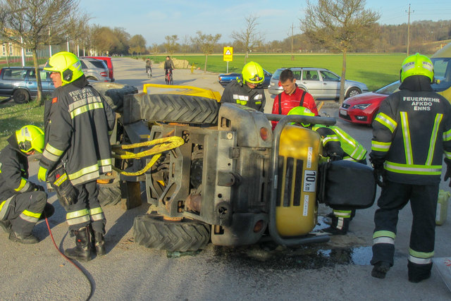 Der Dumper stürzte in einer Kurve in der Kotzmannstraße um. | Foto: FOTOKERSCHI.AT/ FF SANKT FLORIAN