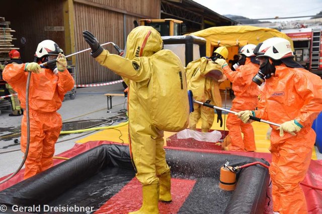 Dekontamination der eingesetzten Trupps durch die FF Gleisdorf