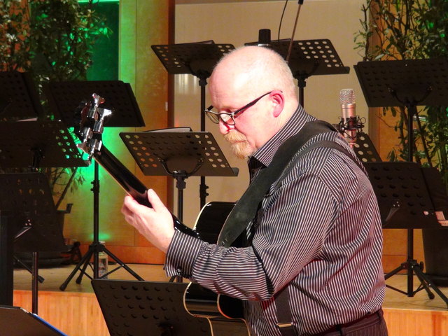 Mike Scharaweger am Bass.