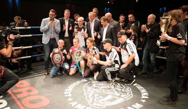Boxgala 1c: Sportstadtrat Philipp Gerstenmayer, Bürgermeister-Stellvertreter Stadtrat Michael Schnedlitz und Zweiter Vizebürgermeister Horst Karas feierten mit Eva "GoldenBaby" Voraberger (vorne, 2. v.l.) den Titelgewinn in der Arena Nova. | Foto: Weller