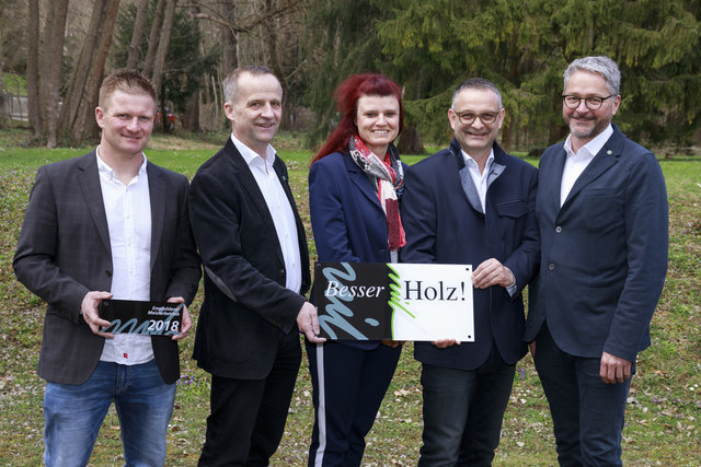 Bauen auf Holz: Markus Sixt, „Besser mit Holz“-Obmann Josef König, Silvia und Helmut Platzer sowie Landesinnungsmeister Oskar Beer. | Foto: Besser mit Holz