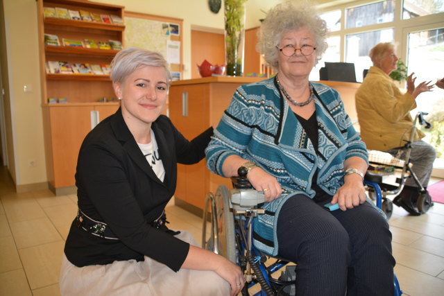Elisabeth Heiszenberger mit Bewohnerin Brigitte.