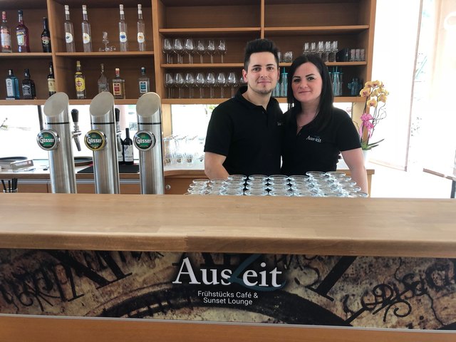Der Wiener Daniel Zanaschka und die gebürtige Selzthalerin Sarah Wasmer führen das Café Auszeit in Aigen im Ennstal. | Foto: Hollinger