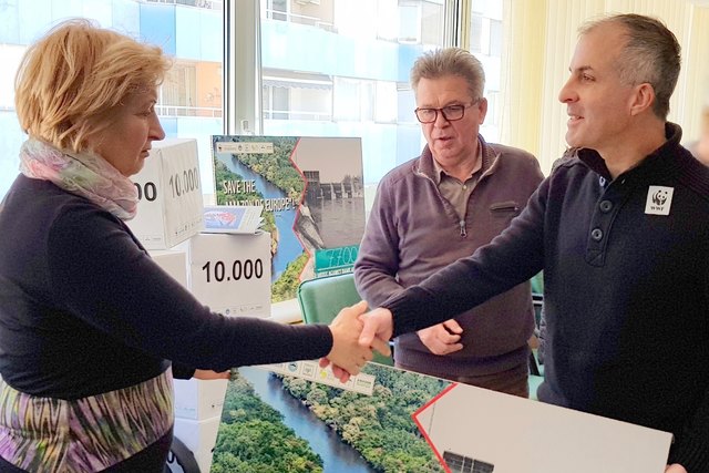 Petitionsübergabe: Arno Mohl vom WWF beim Handshake mit der slowenischen Umweltministerin Irena Majcen. | Foto: WWF