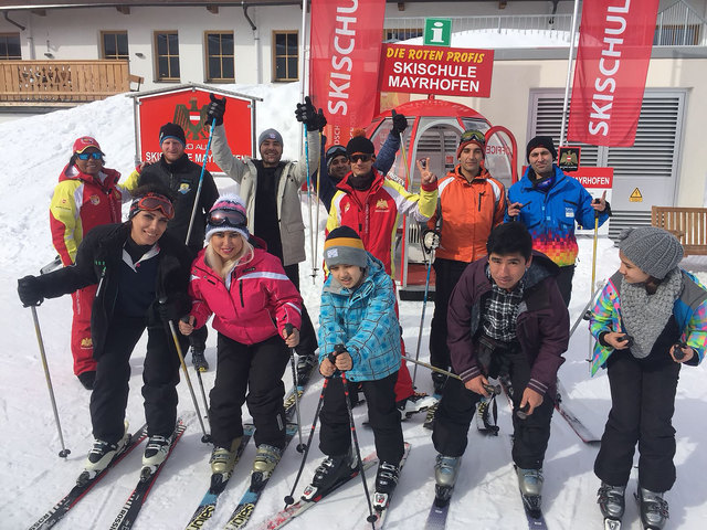 Um den Flüchtlingen aus dem Zillertal sowie dem Flüchtlingsheim Landhaus St. Gertraudi eine gelungene
Abwechslung von ihrem Alltag zu ermöglichen, hat der Rotary Club Mayrhofen vier gemeinsame Skitage am
Actionberg Penken organisiert. Diese fanden in der Zeit vom 16. bis 24 März 2018 mit jeweils 15 Flüchtlingen aus Syrien und dem Iran, sowie Begleitpersonen vom Rotary Club statt. | Foto: Copyright Robert Altrichter