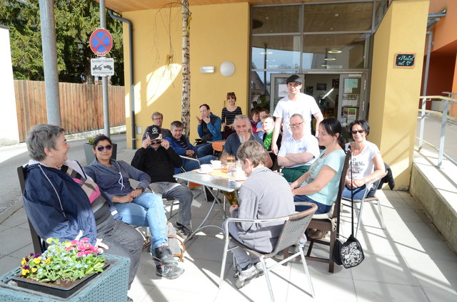 Auf der gemütlichen Terrasse lässt es sich gut aushalten.